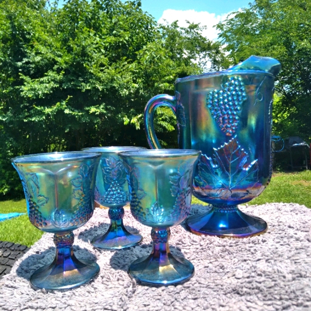 Beautiful Carnival glass Pitcher and 3 glasses